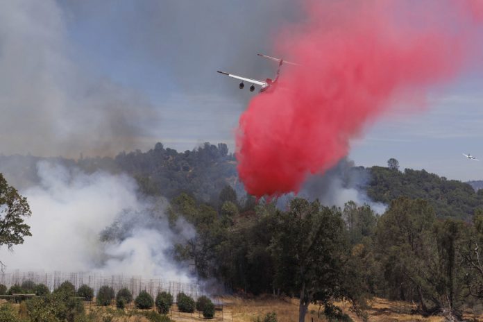 Al menos 79 grandes incendios arden en 11 estados
