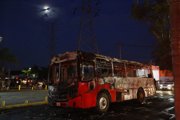 Incendios, 5 arrestos y 1 muerto en enfrentamiento en oeste de México