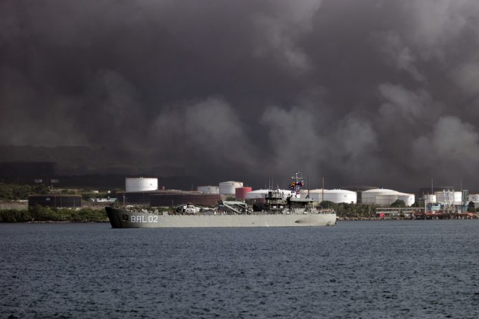 Dos buques de México llegan a Cuba para extinguir el incendio industrial