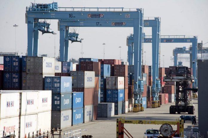 Continúa la moderación del consumo en EEUU, cuyo déficit comercial cae un 6 %