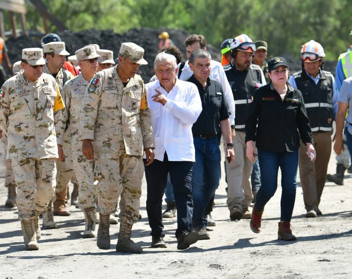 López Obrador prioriza el rescate de los mineros y promete que habrá justicia