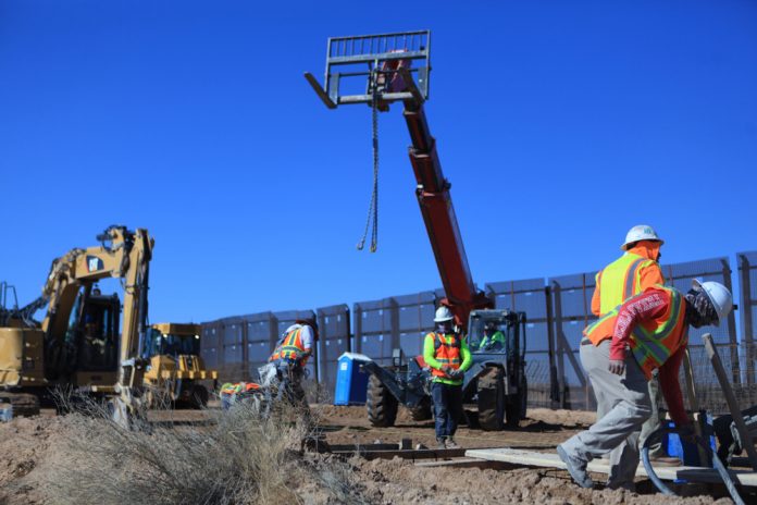 Obras en muro fronterizo en Texas usan agua pese a restricciones a residentes