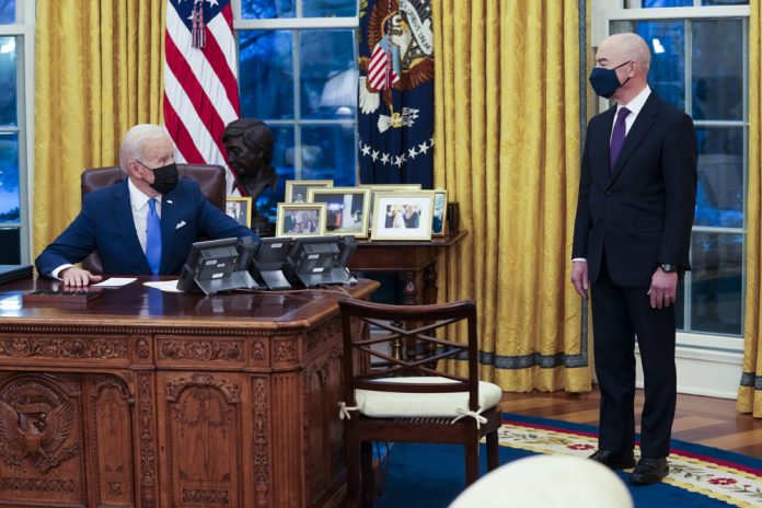 Un juez anula fallo y permite al Gobierno Biden poner fin a "Quédate en México"