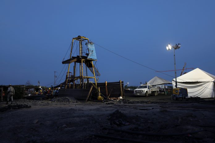 Autoridades intensifican búsqueda de mineros atrapados por derrumbe en México