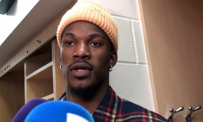 Jimmy Butler, de los Heat de Miami, juega baloncesto con aficionados en Ecuador
