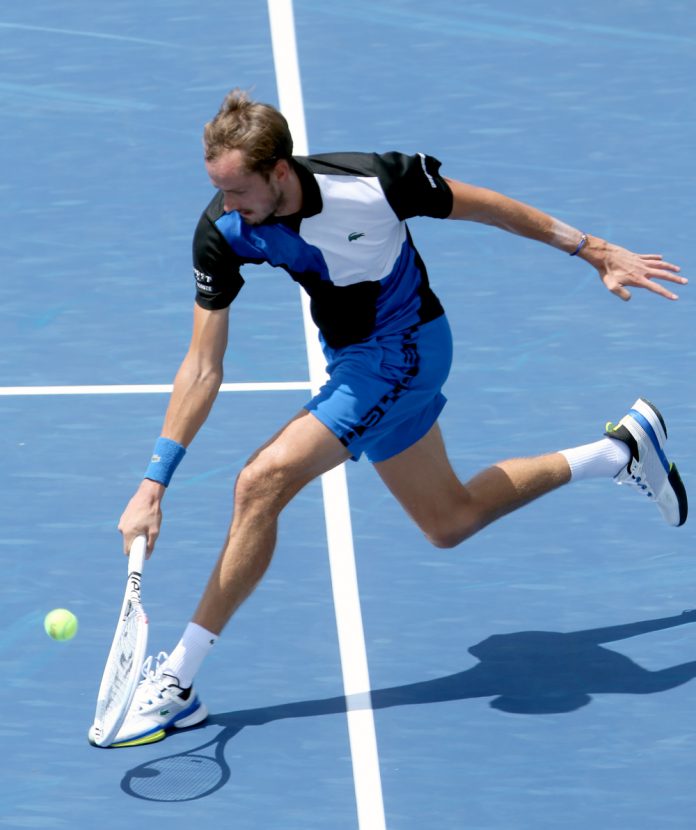 Medvedev tumba a Shapovalov y se cita con Fritz en cuartos