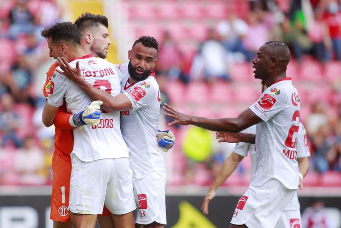 El colombiano AndrÈs Mosquera define el empate del Toluca ante el Puebla