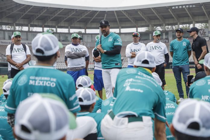 SÌmbolos del bÈisbol mexicano comparten con jÛvenes su pasiÛn por el juego