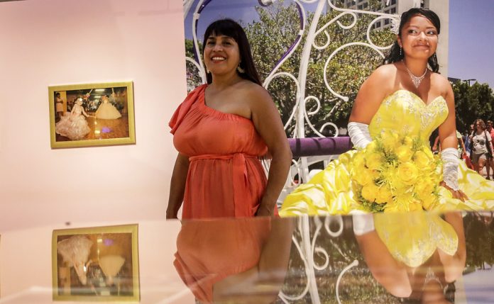 Artista mexicana retrata vida de migrantes en EEUU a través de quinceañeras