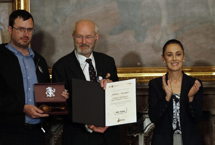 Ciudad de México entrega llaves de la ciudad a familiares de Julian Assange