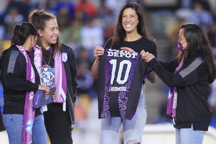 La espaÒola Jenni Hermoso convierte su primer gol en el f˙tbol mexicano