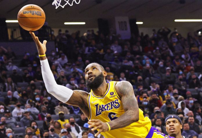 LeBron inicia su aÒo 20 en la NBA con el rÈcord de Abdul-Jabbar al alcance