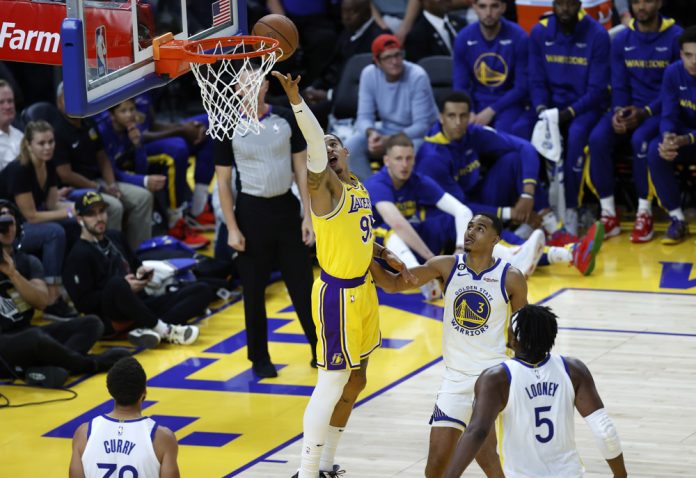Los Lakers, sin LeBron, ganan el primer partido de pretemporada de la NBA
