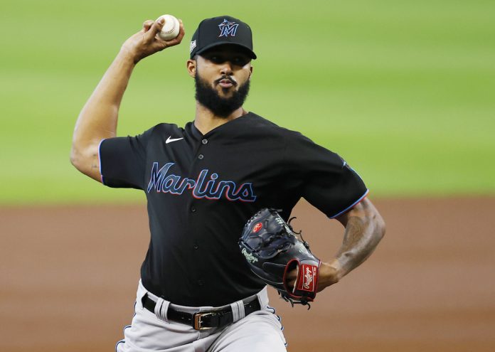 El lanzador Sandy Alc·ntara gana el premio al mejor dominicano en Grandes Ligas