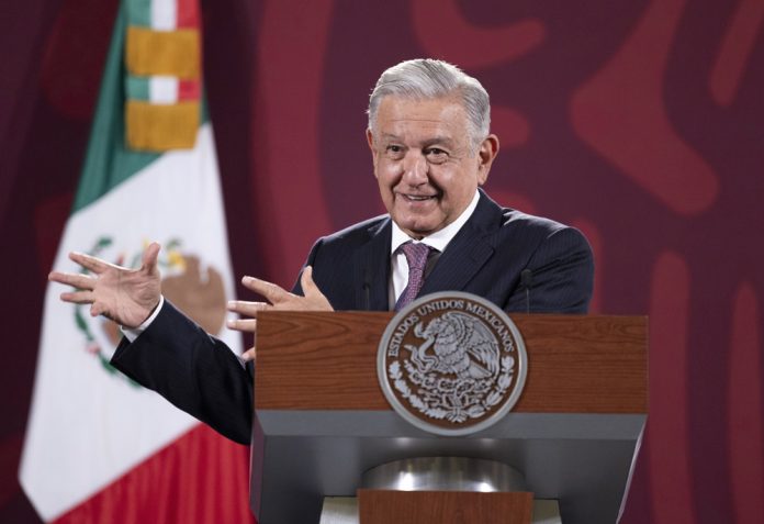 López Obrador niega militarizar México pese a polémica reforma