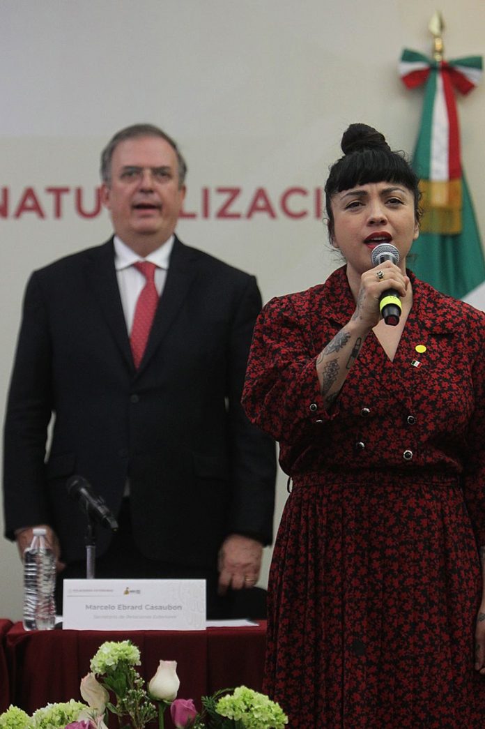 Mon Laferte recibe carta de naturalización en México y entona himno nacional