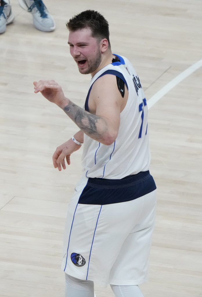 130-111. Los Mavericks dominan a unos Suns con Booker apagado