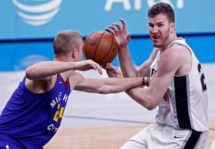 Jakob Poeltl dice que los Spurs tienen un