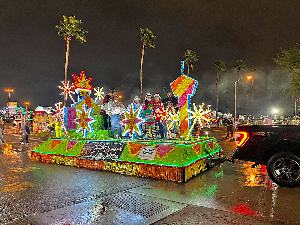 Se desbordó el público para clamar el desfile de Navidad de McAllen El Periódico USA