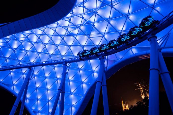 Disney World inaugurará la montaña rusa Tron Lightcycle/Run en abril próximo