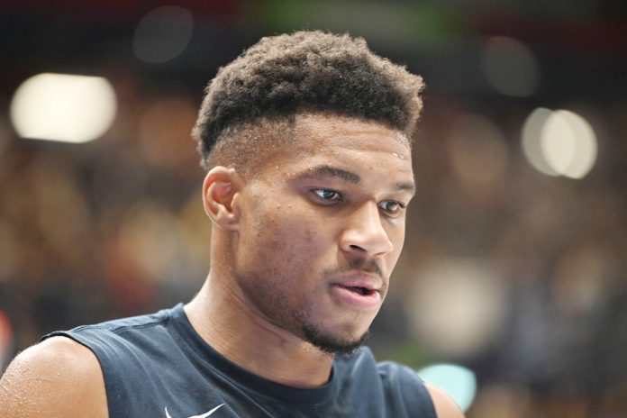 Antetokounmpo regresa y los Bucks aplastan a los Pistons con 150 puntos