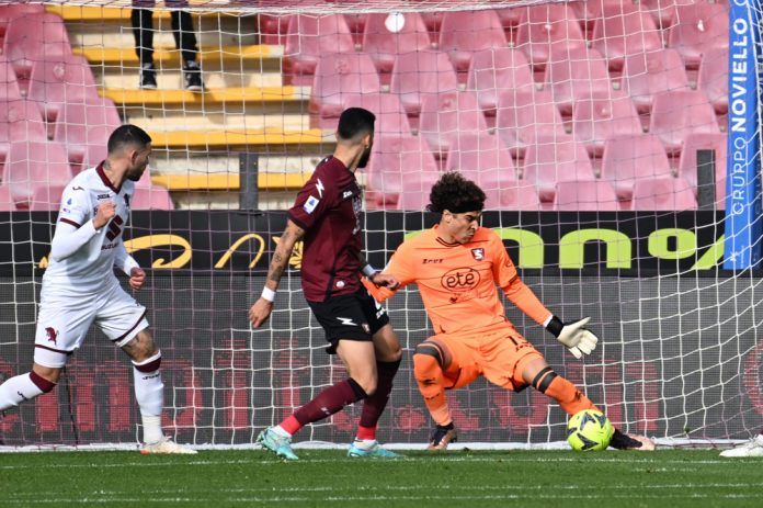 1-1. 'Memo' Ochoa sostiene al Salernitana