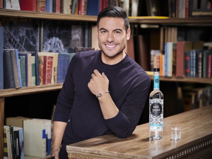 El cantante Carlos Rivera anuncia gira y promociona la magia del mezcal