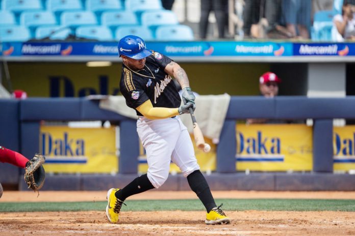 Un jonrón de Fabián Petruz sella la victoria de Colombia ante Curazao en la Serie del Caribe