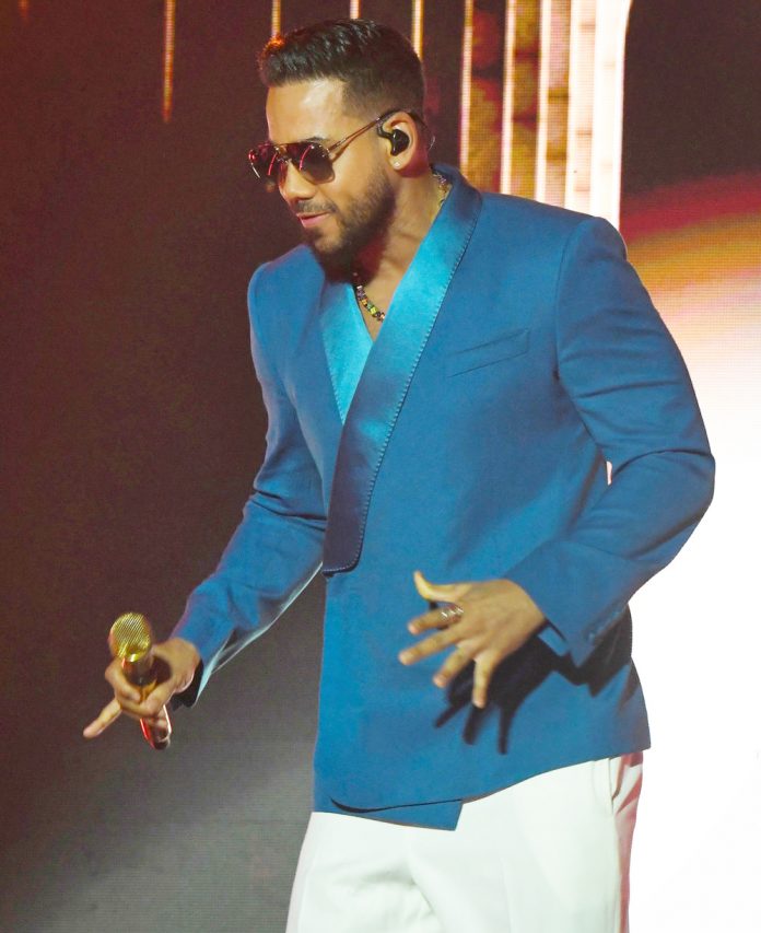 Romeo Santos anuncia su próxima gira en EEUU y presenta a su hijo