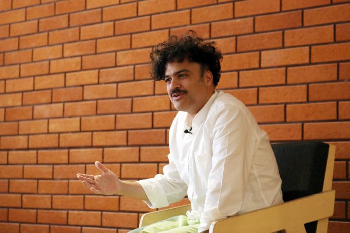 Alex Ferreira disfruta de una etapa de creación y música en directo