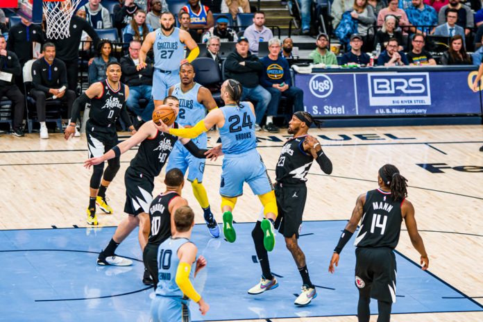 Kings, a playoffs 17 años después; Westbrook y Holiday arrasan y 'KD' regresa