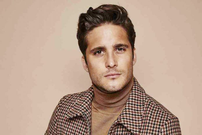Diego Boneta busca "desaparecer" cuando interpreta a personajes reales