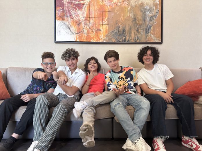 Menudo regresa a su esencia con nuevos integrantes y música bilingüe