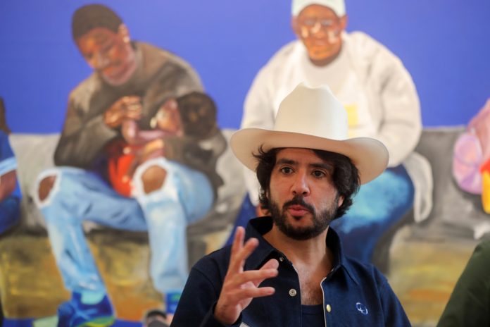 Manuel Gaona retrata los sueños rotos de migrantes en "The American Dream"