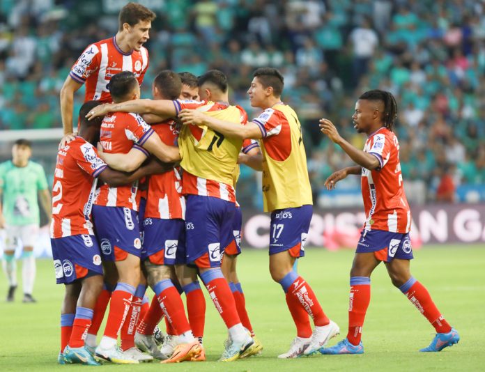 El San Luis, del brasileño Jardine, elimina al León y accede a los cuartos de final del fútbol en México