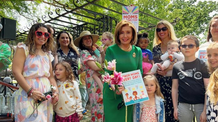 Decenas de madres reclaman ante el Congreso de EEUU la baja de maternidad remunerada