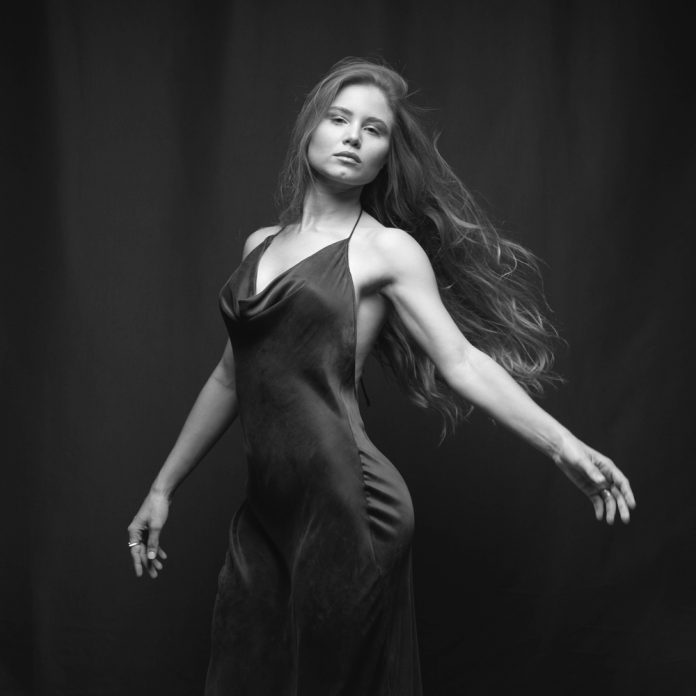 Claire Delic rinde tributo con "12 plagios" a "un artista que era artista"