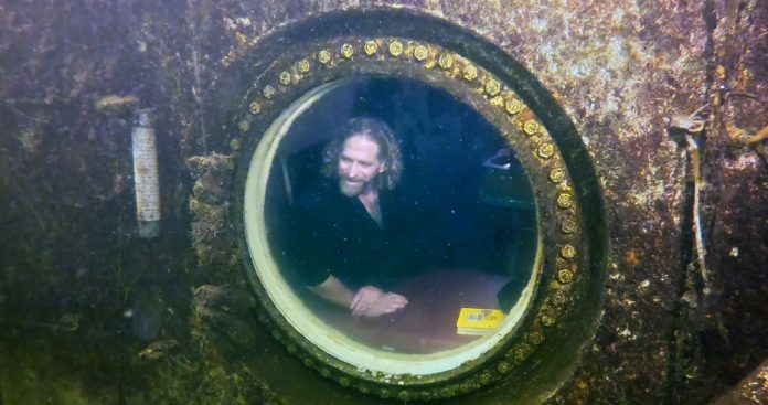 Profesor de EEUU emerge el viernes de un refugio submarino, tras batir récord mundial