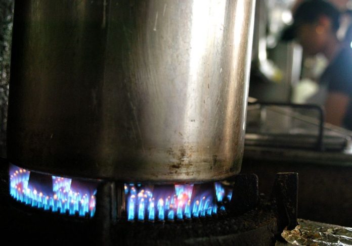 Estufas de gas pueden ser tan contaminantes como el humo de segunda mano, según estudio
