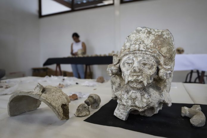 Descubren 11 entierros humanos, 1.000 piezas y un petrograbado en el centro de México
