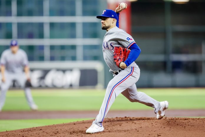 4-5. Eovaldi y una ofensiva oportuna le da la segunda victoria a los Rangers en la Serie de Campeonato