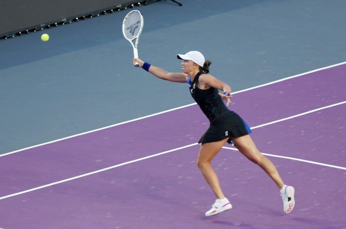 Swiatek va de menos a más y vence a Vondrousova en las Finales de la WTA