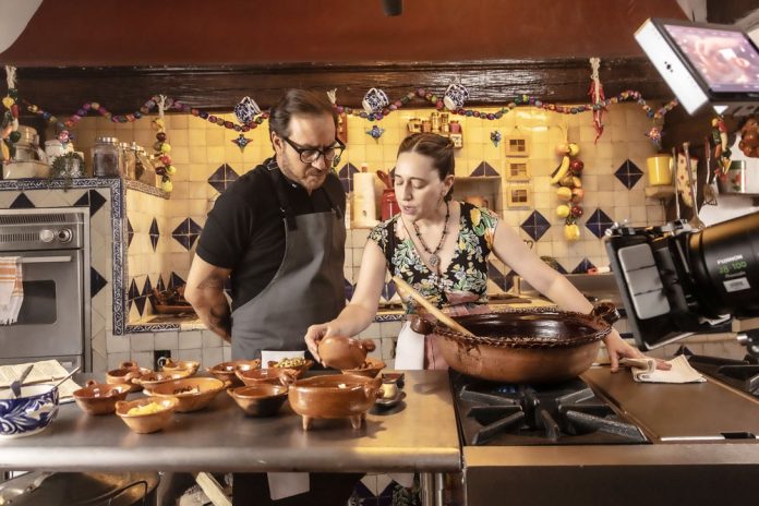 El filme 'El Sabor de la Navidad' reúne a la gente alrededor de la comida mexicana