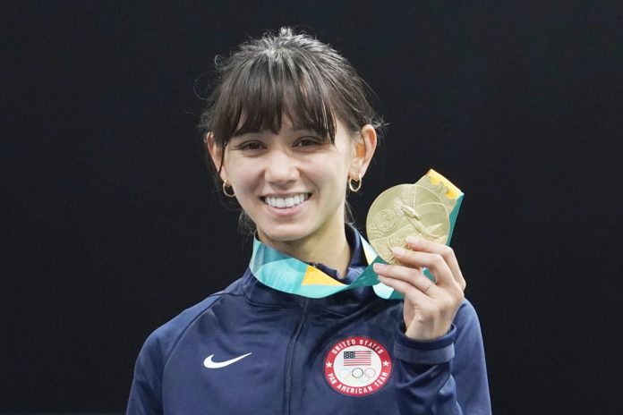 EE.UU. revalida el título en florete y la campeona olímpica Lee Kiefer suma su segundo oro
