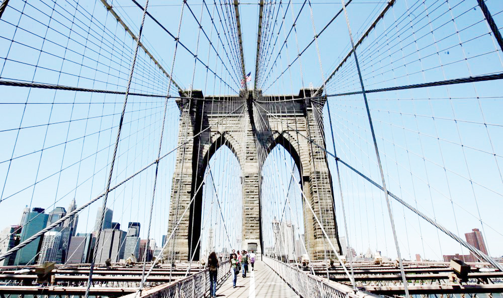 Los arcos del puente neoyorquino de Brooklyn se iluminan por primera ...