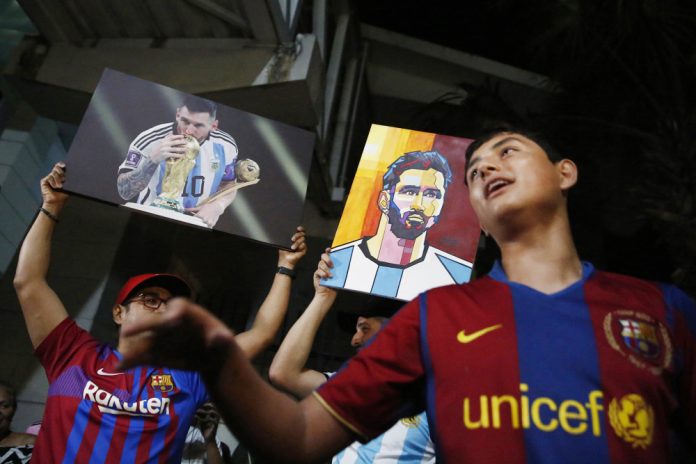 Cientos de salvadoreños aguardan por un saludo de Messi