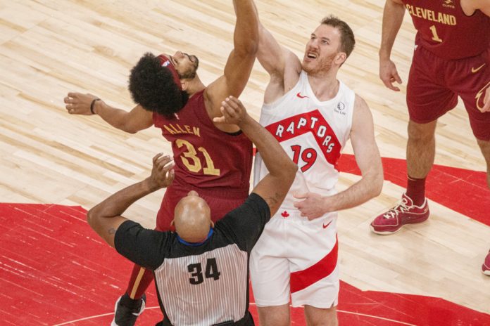 La NBA multa con 25.000 dólares al entrenador de Toronto por sus críticas a los árbitros