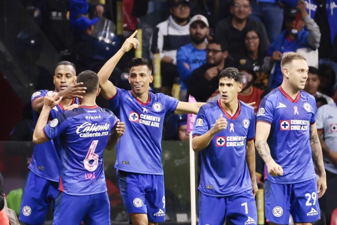 Pachuca reta a Cruz Azul en el inicio del torneo Clausura 2024 del fútbol mexicano
