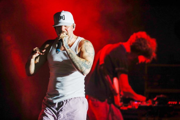 Residente lanza el tema y vídeo 'Ron en el piso', que hace un recorrido por su vida
