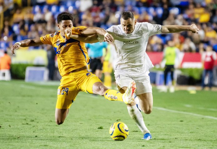 El español Sergio Canales rescata el empate de Monterrey y lo lleva al liderato en México